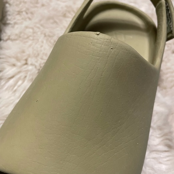 Kids Yeezys - Picture 4 of 9